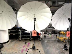 PROFOTO ACUTE D4 HEADLIGHT W/WESCOTT 7' PARABOLIC UMBRELLA W/ AVENGER C-STAND