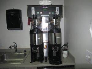 BUNN DUAL TF DBC DUAL SATELLITE DIGITAL COFFEE BREWER STAINLESS STEEL MIDDLE FAUCET WITH (4) BUNN SERVERS AND STANDS