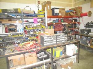 (LOT) ASSORTED HARDWARE, HOSES, ELECTRICAL WIRE, VISES, TABLE AND RACKS