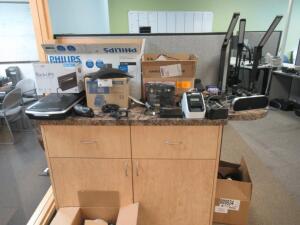 (LOT) ASSORTED SPEACKERS, PRINTERS, HARD DRIVE PLAYER AND DESK LAMPS