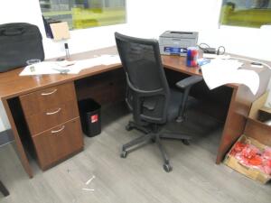 (LOT) ASSORTED OFFICE FURNITURE, DESK, CHAIRS, TABLES (MUST BE PICKED UP BY DECEMBER 16, 2019) (LOCATION 1415 75TH STREET SW, EVERETT WA. 98203)