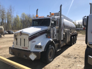 2007 Kenworth T800B Tri-Drive Tank Truck 561,511km, 30,937hr Serial No 1NKDXBEX67R994107 Unit No 1082

 Located at 310-2nd Ave. Fox Creek, AB T0H 1P0