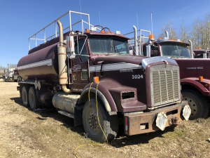 2001 Kenworth T800B Tandem-Axle Tank Truck Serial No 1NKDLB0X21R962779 Unit No 1024 (Parts Only - Inoperable) Located at 310-2nd Ave. Fox Creek, AB T0H 1P0