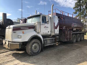 2007 Western Star 4900SA TriDrive Tank Truck, CAT C15 550 HP Engine, 18 Spd Trans, 47,150 KM, Front Tires 385/65R22.5, Rear Tires 11R24.5, A/R Susp., SLeeper, Hydra Flow 3000 psi Hyd Cooler, w/ 2012 Wabash TC407 SS Spec Tank, 22,720L Cap., T & E Pump, Fin