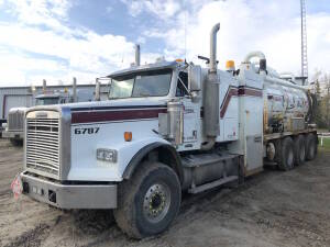 2007 Freightliner FLD120SD TriDrive Hydro Vac, CAT C15 550 HP Engine, 18 Spd Trans, 321562 KM, Front Tires 425/65R22.5, Rear Tires 11R24.5, 20,000LB/52,000LB Front/Rears, A/R Susp., w/ 2007 Custom Vac TC 407/412 Spec Tank - S/N 32050307, 12682L Cap., Hyd 