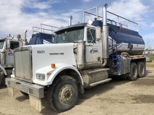 2001 Western Star 4964FX T/A Tank Truck, CAT C15 Engine, 18 Spd Trans, 210,930 KM, Front Tires 315/80R22.5, Rear Tires 11R24.5, 16,000LB/46,000LB Front/Rears, w/ Wabash TC 406AL Spec Tank - S/N 2WKPDD3J968355, 69,203L Cap., T & E Pump, Alum Railing VIN 2W