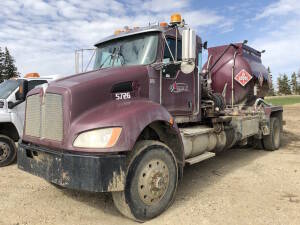 2012 Kenworth T370 S/A Pressure Truck, PX-8 350 HP Engine, 3000RDS Auto Trans, Front Tires 11R22.5, Rear Tires 11R22.5, 16,000LB/23,000LB Front/Rear, w/ Gardner Denver 201TQC001 Triplex Pump, Hose Reel, 2012 TBWL TC 407 Spec Tank - S/N 2NKHJN8X1CM949240, 