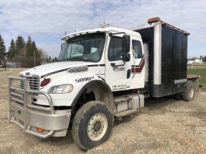 2007 Freightliner Business Class M2 S/A Service Truck, CAT C7 300 HP Engine, 174,624 KM, Front Tires 11R22.5, Rear Tires 11R22.5, 14,600LB/21,000LB Front/Rear, Alum Ali Arc Grill Guard, w/ Service Box w/ Craftsman Toolbox, Hose Reel, Vise, Work Bench, Fue