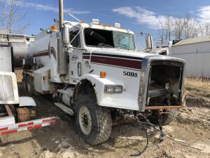 Freightliner T/A Tank Truck - Parts, Front Tires 385/65R22.5, Rear Tires 11R24.5, w/ 2007 Custom Vac TC 407 Spec Tank - S/N 30620107, 16,103L Cap. *NO ENGINE OR TRANSMISSION VIN 1FVHALAV87DX56629 Unit # 5088 Located at 5603-50 Ave. Warburg, AB T0C 2T0