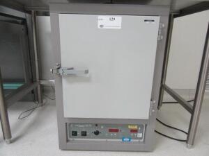 VWR 1330 FM FORCED AIR OVEN, APPROX. INNER DIMENSIONS: 13" W X 14" D X 14 " H