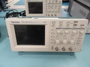 TEKTRONIX TDS 220 TWO CHANNEL DIGITAL STORAGE OSCILLOSCOPE