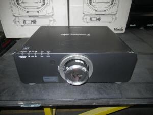 PROJECTORS 8.0K PANA PT-DX800UK SINGLE CASE