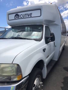 2003 Ford F550 Passenger Bus, Mileage: 132,035, Exterior: White, 25 Plush Seats, Bar, Reverse Camera, VIN: 1FDAF56P83ED60513, Location: Maui, HI