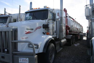 2015 KENWORTH T800 TRIAXLE SEMIVAC TRUCK WITH CUMMINS ISX 15 ENGINE, 14,424 HOURS, 235,684 KILOMETERS, EATON 18 SPEED TRANSMISSION, T69-170P TRIDEM R/A 4.30 DIFFERENTIAL, WET KIT, HIBON VTB 820MA PUMP, FRONT 385/65/R22.5 REAR 11R24.5 TIRES, WITH 2015