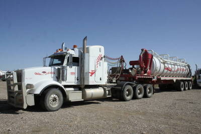 2014 PETERBILT 367 TRIAXLE SEMIVAC TRUCK WITH CUMMINS ISX 15 ENGINE, 7,539 HOURS, 186,671 KILOMETERS, EATON 18 SPEED TRANSMISSION, T69-170HPX2 T69-170H 4.10 DIFFERENTIAL, WET KIT, FRONT 385/65R22.5 REAR 11R24.5 TIRES, 2014 DELOUPE TRA/REM TRIAXLE SEMI