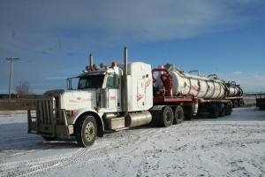 2007 PETERBILT 379 TANDEM SEMIVAC TRUCK WITH CAT C15 ENGINE, 31,455 HOURS, 556,783 KILOMETERS, EATON 18 SPEED TRANSMISSION, D46-170HP R46-170H 3.91 DIFFERENTIAL, WET KIT, FRONT 11R24.5 REAR 11R24.5 TIRES, 2008 SCONA TRA/REM TRIAXLE SEMIVAC TRAILER WIT