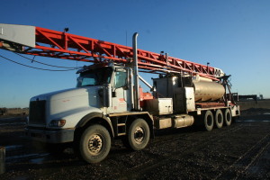 2013 INTERNATIONAL PAYSTAR TANDEM TRIAXLE FLUSHBY WITH MAXXFORCE 15 ENGINE, 9,800 HOURS, 198,881 KILOMETERS, EATON 18 SPEED TRANSMISSION, WET KIT HUTCHINSON TC 406 11M3 ALUMINUM TANK, GARDNER DENVER 3X5 PUMP, CHAINCAS, DANA SPICER TRANSFER BOX, KWIK F