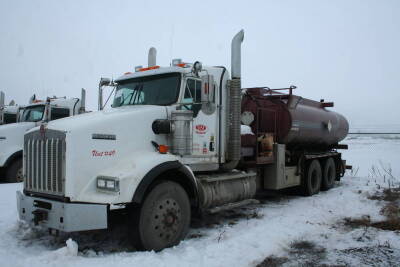 2011 KENWORTH T800 TANDEM PRESSURE TRUCK WITH CUMMINS ISX ENGINE, 30,967 HOURS, 392,452 KILOMETERS, EATON 18 SPEED TRANSMISSION, DSP41P EATON TANDEM R/A DIFFERENTIAL, WET KIT, ADVANCE TC 406 CRUDE 13M3 STEEL TANK, GD 3X5 PUMP, CHAINCAS, NAMCO TRANSFER