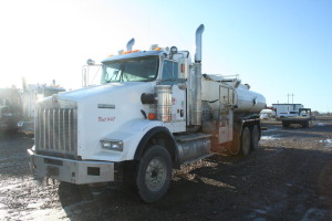 2008 KENWORTH T800 TANDEM PRESSURE TRUCK WITH 32,269 HOURS, 480,222 KILOMETERS, CAT C13 ENGINE, EATON 18 SPEED TRANSMISSION, DSP41P EATON TANDEM R/A 3.90 DIFFERENTIAL, WET KIT, ADVANCE TC406 CRUDE 11M3 STEEL TANK, GD 4X5 PUMP, NAMCO CHAINCAS, NAMCO TR