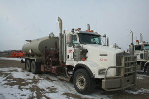 2008 KENWORTH T800 TANDEM PRESSURE TRUCK WITH CAT C13 ENGINE, 34,327 HOURS, 433,363 KILOMETERS, EATON 18 SPEED TRANSMISSION, DSP41P EATON TANDEM R/A 3.90 DIFFERENTIAL, WET KIT, ADVANCE TC406 CRUDE 12M3 ALUMINUM TANK, GD 3X5 PUMP, NAMCO CHAINCAS, NAMCO