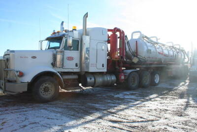 2015 PETERBILT 367 TRIAXLE SEMIVAC TRUCK WITH CUMMINS ISX 15 ENGINE, 14,725 HOURS, 201,065 KILOMETERS, EATON 18 SPEED TRANSMISSION, T69-170HPX2 T69-170H 4.10 DIFFERENTIAL, WET KIT, HIBON VTB 820XL PUMP, FRONT 385/65R22.5 REAR 11R24.5 TIRES, WITH 2015