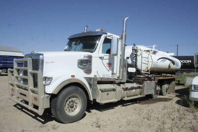 2011 FREIGHTLINER CORONADO TANDEM PRESSURE TRUCK WITH DETROIT DD15 ENGINE, 23,131 HOURS, 313,751 KILOMETERS, EATON 18 SPEED TRANSMISSION, RP23160 4.30 DIFFERENTIAL, WET KIT, ADVANCE TC 406 12M3 STEEL TANK, GD 3X5 PUMP, CHAINCAS, NAMCO TRANSFER BOX, FR