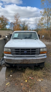 1994 FORD F SUPER DUTY FLATBED TRUCK, ENGINE MISSING PARTS, HOOD NEEDS BRACKETS (TRUCK HAS RUST, ENGINE MISSING PARTS) (Title will be sent to address