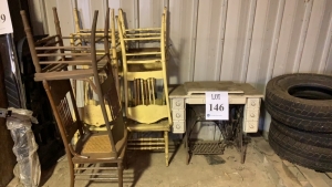 (6) WOOD CHAIRS AND (1) SINGER SEWING MACHINE TABLE 