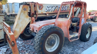 SkyTrak 8042 Rough Terrain Telehandler Telescopic Forklift, (enigine leaking oil) (No Battery), 8000 Lbs,. Capacity, 4635 Hours, Serial no. 13936, (unit 186), (Location: 879 F Street, suite 110, West Sacramento, CA 95605)