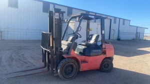 TOYOTA DIESEL FORKLIFT WITH SIDE SHIFTER, 819 HOURS, MODEL: 7FDU30, 5800 LBS, SOLID TIRES, (delay pick-up), (LOCATION: - 3401 Garden City Hwy Midland, TX 79705)