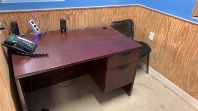 LOT OF ASSTD OFFICE FURNITURE (4) DESKS, (2) OFFICE CHAIRS (1) DRAWER, (2) FILING CABINETS (LOCATION: Jourdanton, TX)