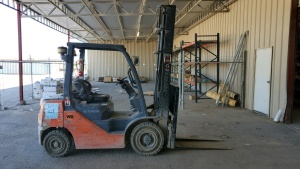 TOYOTA 8FDU25 FORKLIFT SIDE SHIFTER, SOLID TIERS , DIESEL , 3,850 LB CAP. 7400 HRS, S/N-10413, '' DELAY PICK UP JUNE 29/21 ( LOCATED IN ODESSA TX )