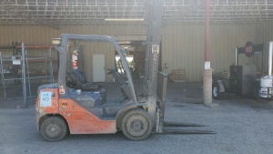 2002 TOYOTA 5FD25 FORKLIFT SIDE SHIFTER, 42IN FORKS, DIESEL ,3,000 LB CAP. 8300 HRS, ( LOCATED IN ODESSA TX )