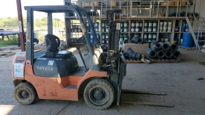 TOYOTA 7F620 FORKLIFT SIDE SHIFTER, 42IN FORKS, GASOLINE , 3,000 LB CAP. , S/N-60256 , ( LOCATED IN ODESSA TX )