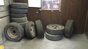 LOT, TRAILER TIRES AND FLOOR JACK. ALL IN THE DOG HOUSE.
AS SHOWN, 14 PIECES, JACK HAS NO HANDLE.
LOCATED IN CARLSBAD NM.