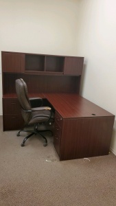 DESK w/RETURN HUTCH CHAIR (LOCATED IN ODESSA TX)