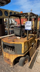 CATERPILLAR FORKLIFT, (MISSING TIRES AND PARTS), NO KEY, (LOCATION: 91-325 Komohana St, Kapolei, HI 96707), (EAST SIDE)