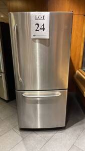 GE REFRIGERATOR MODEL GDS20SBSBSS (LOCATION PANTRY)