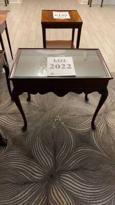 VINTAGE END TABLE, (LOCATION: WARDMAN TOWER)