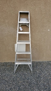 ALUMINUM 6 FOOT STEP LADDER