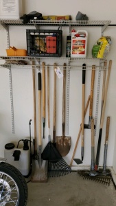 LOT OF ASSORTED GARDEN EQUIPMENT