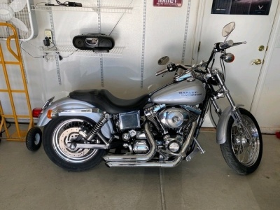 2001 CUSTOM DYNA GLIDE HARLEY MOTORCYCLE. MILES 18,550 VIN: 1HD1GDV1X1Y323921 (ALLOW 14 DAYS FOR TITLE TO BE DELIVERED)