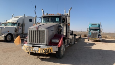 2013 KENWORTH TRUCK T800 TRI AXLE, CUMMINS ENGINE MODEL: ISX15 525 W/ SLEEPER  MILES: 521,488, VIN: 1XKDP4TXXDJ346204, UNIT NO. 181(SMALL CRACKS ON WINDOW, DAMAGE FROM DRIVERSIDE FENDER)