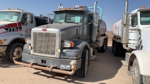 2005 PETERBILT WATER TRUCK 4000GAL. (NO ENGINE) VIN: 1XPGDU9X15N839822, UNIT NO, 123 (ALLOW 14 DAYS FOR TITLE TO BE DELIVERED) (SMALL CRACK ON WINDOW)