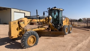 CAT MOTORGRADER MODEL: 140M, HRS: 15001 ( FLAT TIRE, BROKEN GLASS, MISSING BATTERY PANEL) UNIT NO. 125