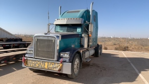 1998 FREIGHTLINER CLASSIC TRUCK W/ CAT ENGINE 3406E AND SLEEPER MILES: 935,180, VIN: 1FUPCSZB4WL966888, UNIT NO. 38 (ALLOW 14 DAYS FOR TITLE TO BE DELIVERED) (CRACKS ON WINDOW)