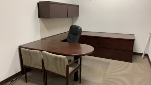 U - SHAPED WOOD DESK WITH OFFICE CHAIR & 2 CHAIRS
