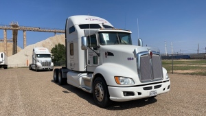 2011 KENWORTH T660 TRUCK TRACTOR SLEEPER, UNIT NO. 924, VIN: 1XKAD49X2BJ293921 WITH 988,920 MILES