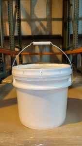 (450) 3.5 GALLONS WHITE BUCKETS WITH LIDS (NEW) (WAREHOUSE)