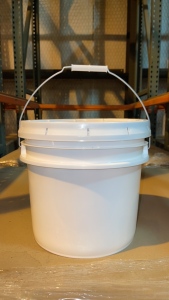 (400) 3.5 GALLONS WHITE BUCKETS WITH LIDS (NEW) (WAREHOUSE)